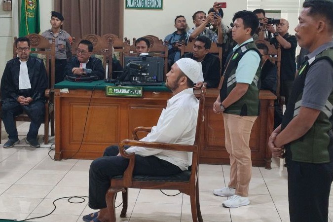 Aipda Robig Zainuddin saat mendengarkan pembacaan vonis 15 tahun penjara dalam sidang kasus kekerasan terhadap anak yang menyebabkan kematian pelajar SMK. (Dok. Ist)