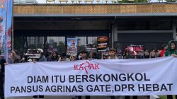 Aksi KAPAK di Senayan Memanas, Massa Bakar Spanduk Tuntut Usut Impor 105 Ribu Pikap