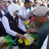 Gelar Pasar Murah Titik ke-93 di Nganjuk, Pemprov Jatim Tekan Inflasi dan Bagikan Bendera Merah Putih