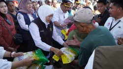 Gelar Pasar Murah Titik ke-93 di Nganjuk, Pemprov Jatim Tekan Inflasi dan Bagikan Bendera Merah Putih