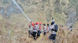 Kerahkan Helikopter Water Bombing, Karhutla Gunung Bromo Berhasil Dipadamkan