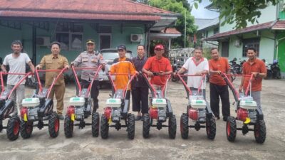 Wujudkan Ketahanan Pangan, Dinas KPTPHP Sanggau Serahkan Tujuh Unit Alsintan Kultivator