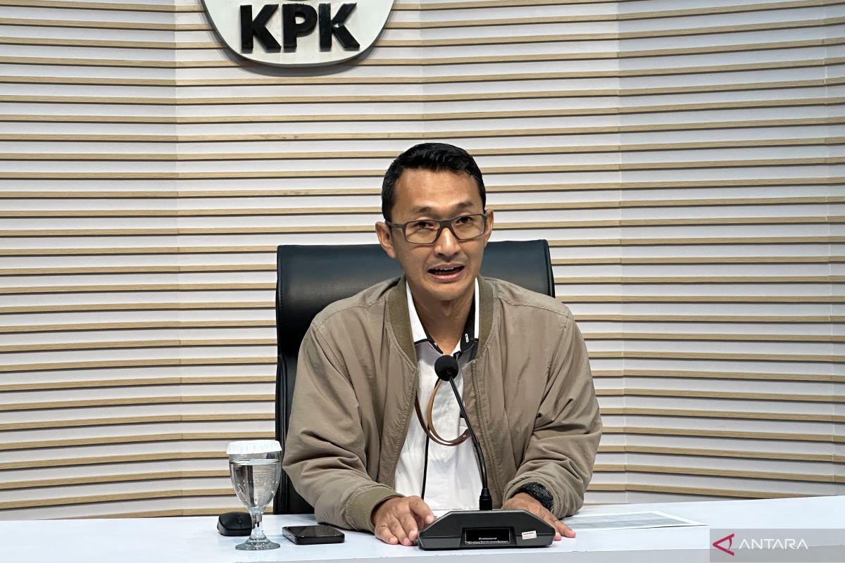 "Juru Bicara KPK, Budi Prasetyo, memberikan keterangan resmi terkait penyitaan uang Rp100,7 miliar dari tersangka korupsi Siman Bahar. (Dok. Instagram/@official.kpk)"