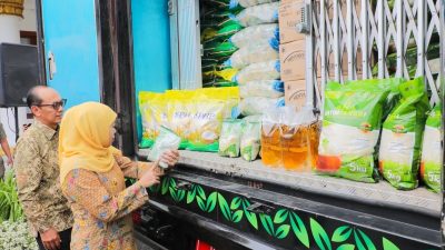 Truk EPIK Pemprov Jatim yang diberangkatkan untuk mengontrol inflasi daerah Jatim.