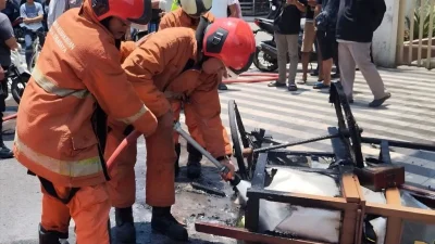 Kecelakaan Maut di Jalan Rajawali Surabaya: Pemotor Tewas Usai Tabrak Rombong Hingga Terbakar