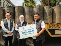 Perkuat Konektivitas Daerah, Pemprov Jatim Salurkan 9.300 Drum Aspal untuk Jalan Kabupaten dan Desa