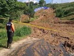 Longsor Batu Besar Tutup Total Jalan Utama Trenggalek-Ponorogo di Km 16