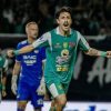 Duel Sengit di GBT: Persebaya Turunkan Skuad Utama Hadapi PSBS Biak Sore Ini
