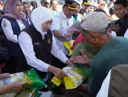 Gelar Pasar Murah Titik ke-93 di Nganjuk, Pemprov Jatim Tekan Inflasi dan Bagikan Bendera Merah Putih